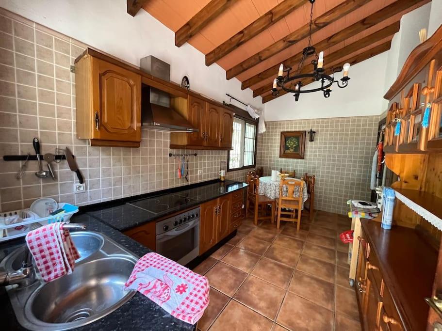 Farmhouse Surrounded By Centenary Olive Trees Olias Bagian luar foto